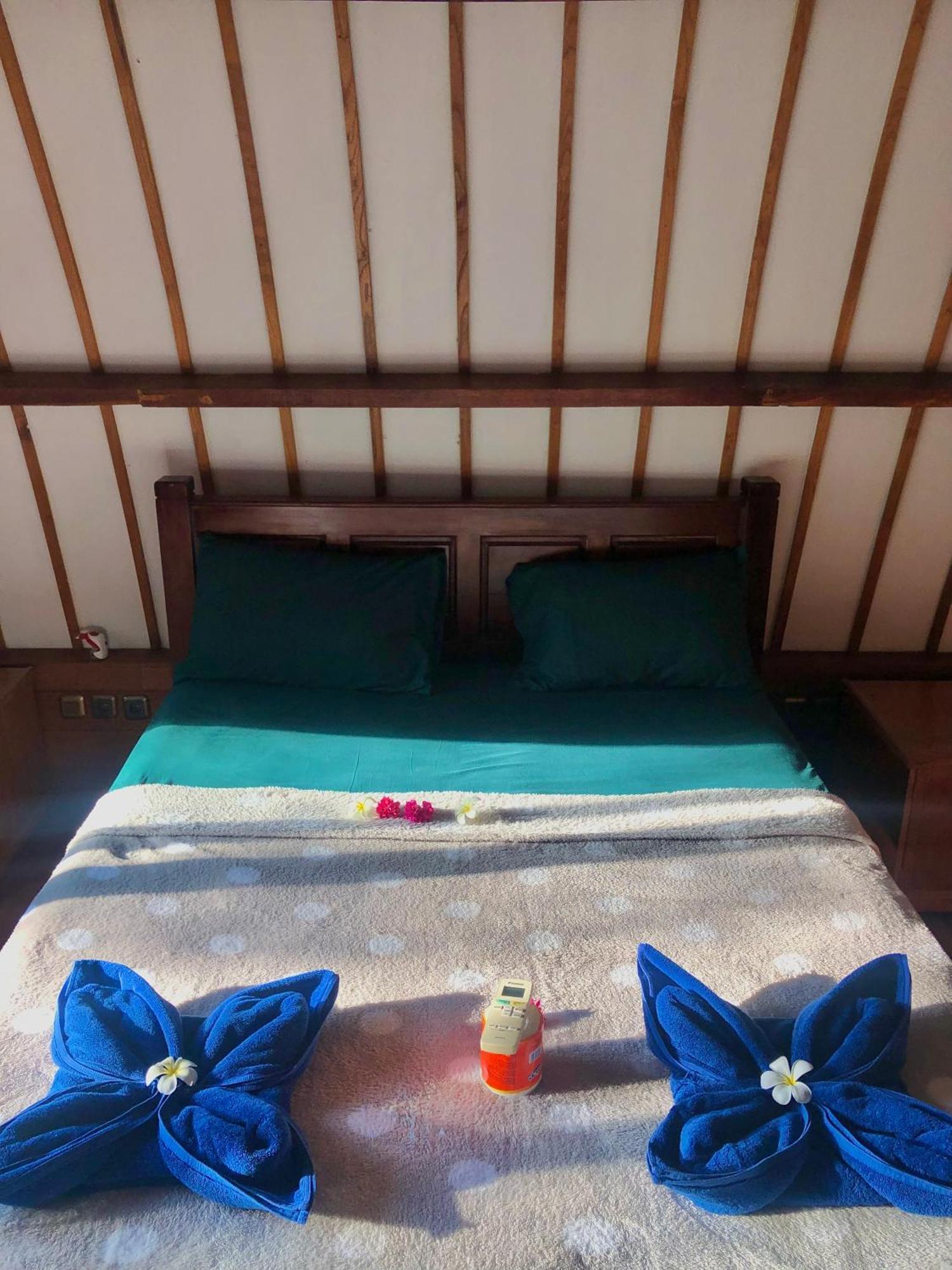 Blue Moon Meno Hotel Gili Meno Bagian luar foto